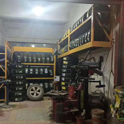 Le support fait sur commande de main gauche Logo Heavy Duty Tire Rack, pneu de tenture étirent le support d'affichage épaissi et en acier pour le magasin