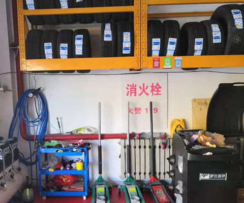 Le support fait sur commande de main gauche Logo Heavy Duty Tire Rack, pneu de tenture étirent le support d'affichage épaissi et en acier pour le magasin