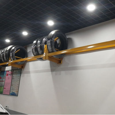 Le support fait sur commande de main gauche Logo Heavy Duty Tire Rack, pneu de tenture étirent le support d'affichage épaissi et en acier pour le magasin