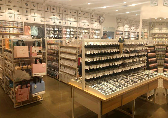 Étagères en fer et en bois de HongChuang d&#39;approbation de TUV pour la boutique, support en métal d&#39;affichage