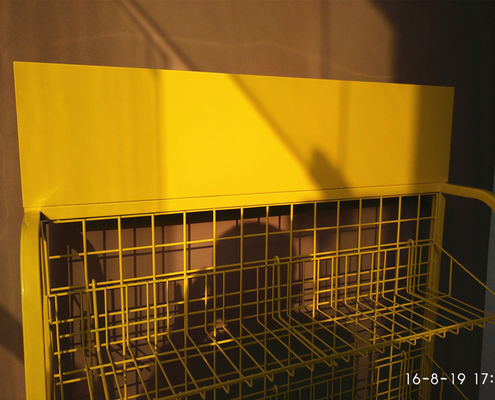 L'affichage jaune de supermarché en métal de couleur étire la position de plancher